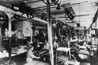 Locaux d’une fabrique, vraisemblablement une imprimerie, env. 1900-1920. Archives sociales suisses, Zurich.