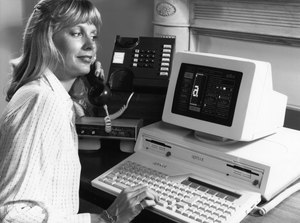 Femme au travail sur un ordinateur. Source: Archive sociale suisse Zurich, F 5032-Fc-1056.