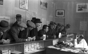 Bureau du travail de la ville de Zurich (Flössergasse) 1931: Des chômeurs dans une file d'attente. Source: Archive sociale suisse Zurich, 5092 F-Na-001.
