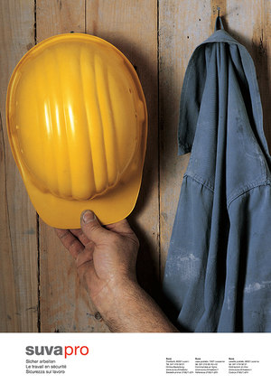 Affiche de la SUVA pour la prévention des accidents, encourageant l’emploi du casque, 1977.