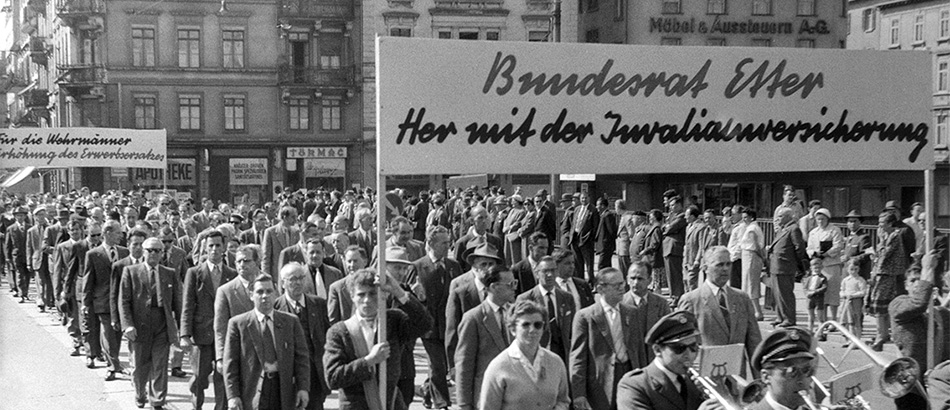 Cortège du 1er mai: manifestation avec musiciens et banderolle, 1957. Source: Schweizerisches Sozialarchiv, Zürich.