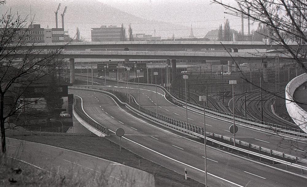 Autoroute deserte: dimanche sans voiture, 23 novembre 1973, photographie de Rolf Widmer. RBA3-2_10461_2 © StAAG / RBA.