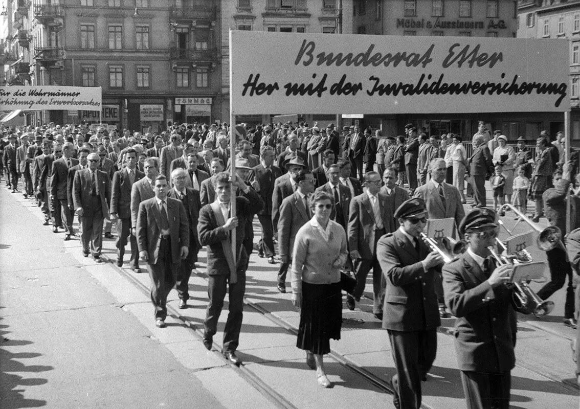 Cortège du 1er mai: manifestation avec musiciens et banderolle. Source: Archive sociale suisse Zurich, F_5047-Fb-054.
