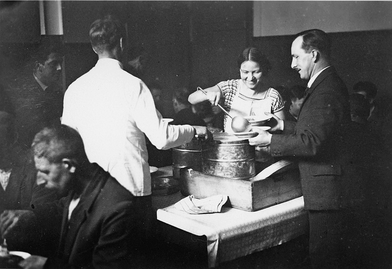 50 chômeurs affamés sont nourris à l’office communal du travail de Berne, vers 1933, auteur·e inconnu·e, Archives sociales suisses : F 5096-Fx-001