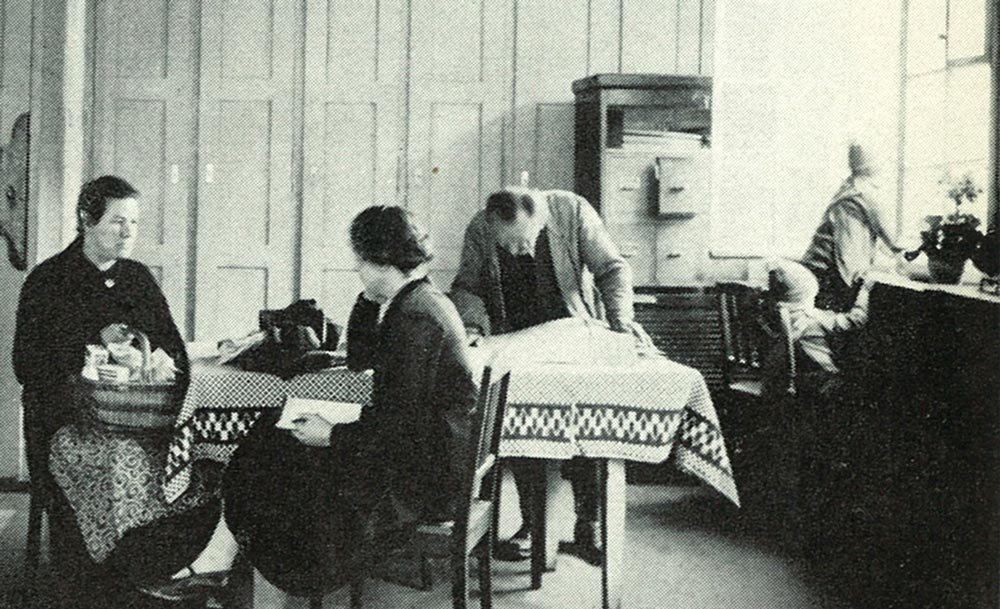 Visite d’une assistante sociale. Emma Steiger, Geschichte der Frauenarbeit in Zürich, Zürich 1964.