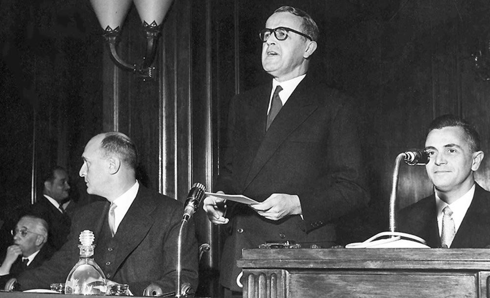 Le conseiller fédéral Max Petitpierre à la Conférence régionale du BIT, 1955. ILO, Photo Gallery, Bild: e11043, Copyright International Labor Organization.