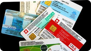 Des cartes d'assurance maladie des entreprises diverses. Source: http://www.radiofm1.ch/mediathek/at/12682 [11.02.2014].