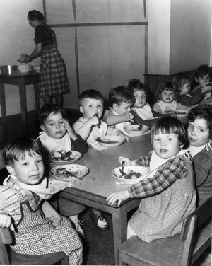 Album “Le 50e anniversaire de la Crèche Neustadtgasse à Zurich“, 1956. Source: Archives sociales suisses, Sozarch_F_5078-FX-01-030.