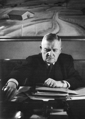 Le conseiller fédéral Walther Stampfli dans son bureau. Source: Associated Press.