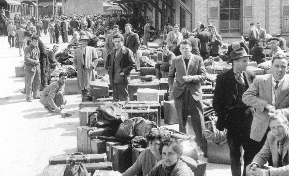 Travailleurs immigrés italiens à la gare de Brigue, années 1950, photographie de Hermann Freytag. Ernst Halter (Hg.), Das Jahrhundert der Italiener, Zürich 2003, Copyright Ringier Dokumentation.