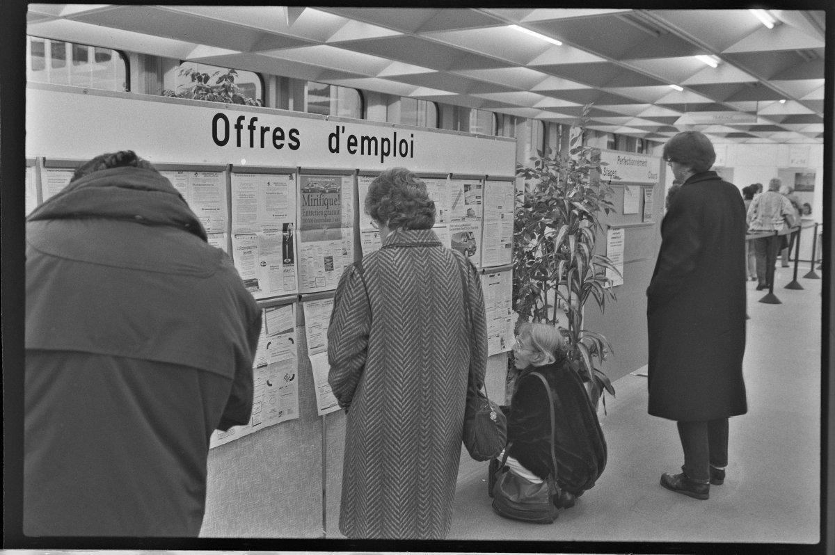 Hommes et femmes au chômage devant un panneau d'affichage d'offres d'emploi. Agence photographique ASL Actualités Suisses Lausanne (1954–1999). Daté de novembre 1993. 2,4 × 3,6 cm. Musée national suisse.