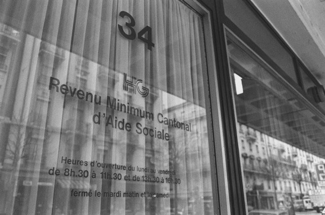Fenêtre d'un bureau d'aide sociale. Source: Archives sociales suisses, Sozarch_F_5031-Fb-0392.