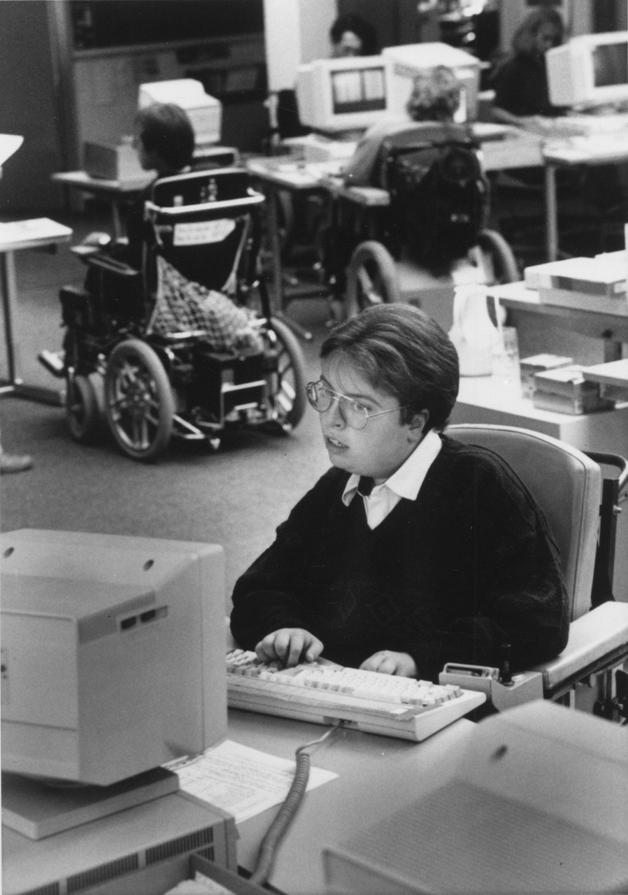 Une personne en situation de handicap au travail. Source: Archives sociales suisses, Sozarch_F_5032-Fb-0723.