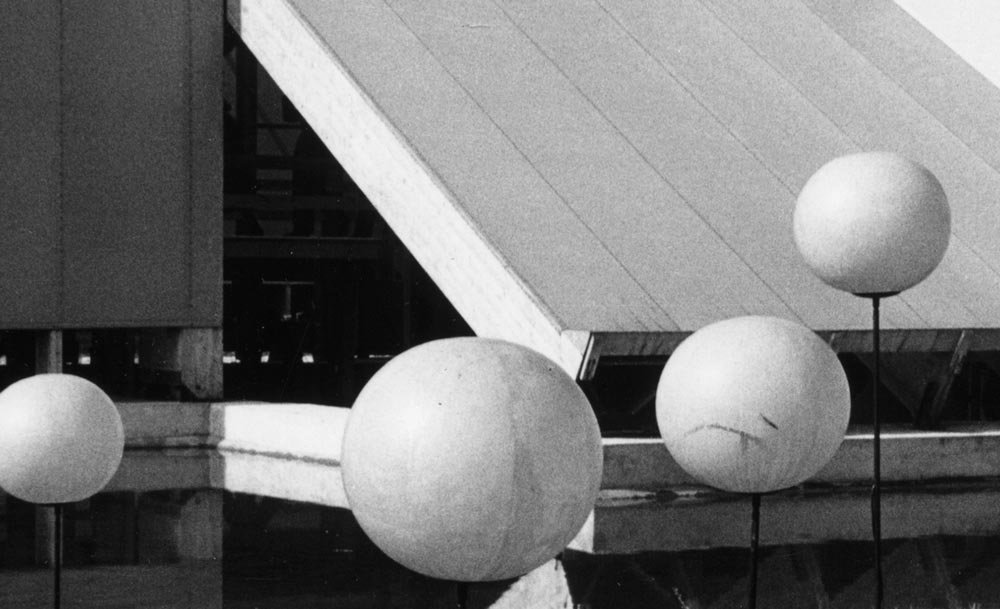 Exposition nationale de 1964 à Lausanne: installation futuriste (Globularia electrica). Archives sociales suisses, Zurich.