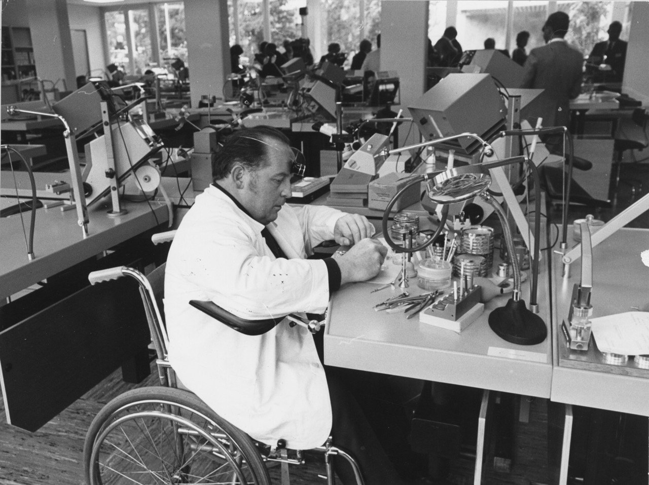 Un homme en situation de handicap au travail. Source : Archives sociales suisses, Zurich, SozArch F 5032-Fc-1323.