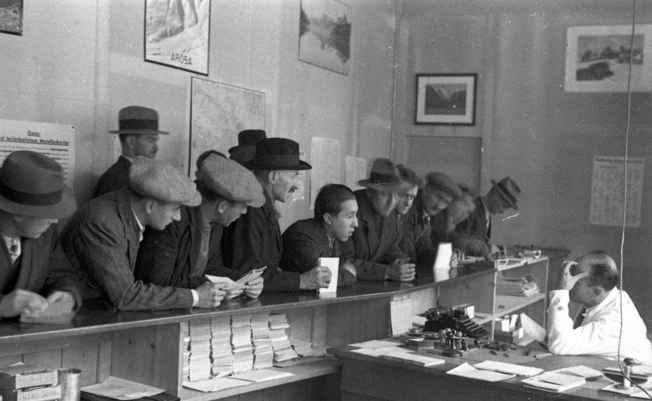 Bureau du travail de la ville de Zurich (Flössergasse) 1931: Des chômeurs dans une file d'attente. Source: Archive sociale suisse Zurich, 5092 F-Na-001.
