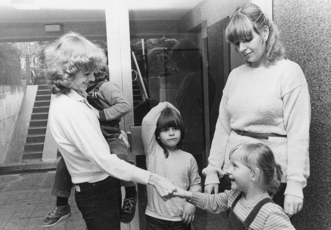 " La nourrice s'occupe de l'enfant pendant les heures de travail de la mère ", c. 1983. Source: Archives sociales suisses, Zurich, Sozarch_F_5146-Fa-0229