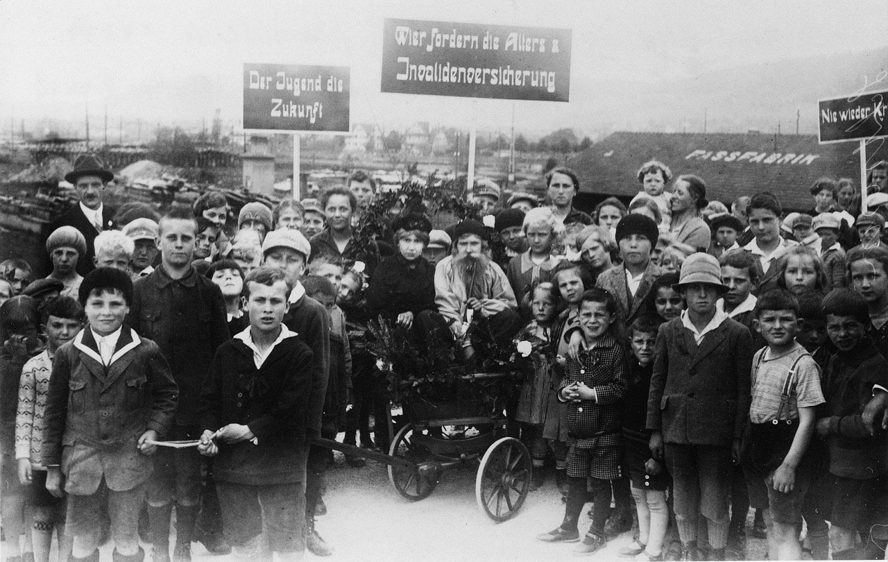 «Wir fordern Alters- und Invalidenversicherung»: cortège du 1er mai à Schlieren, probablement en 1927. Source: Archives sociales suisses, Zurich.