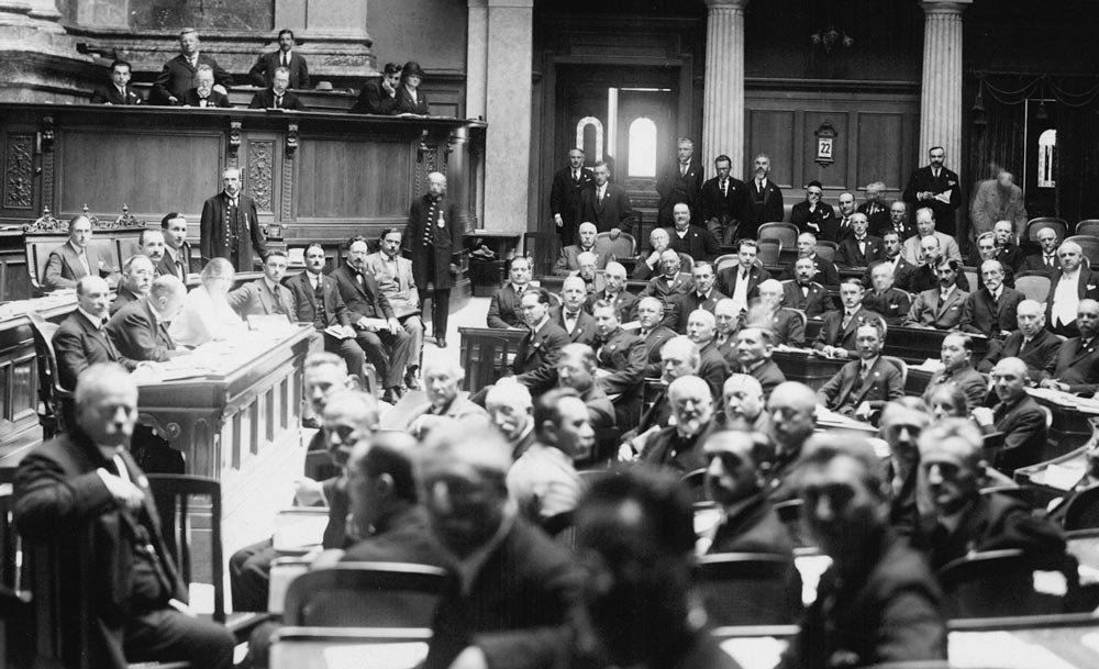 Conférence international sur la protection des travailleurs, du 15 au 25 septembre 1913 dans la salle du Conseil national à Berne. Archives sociales suisses, Zurich.