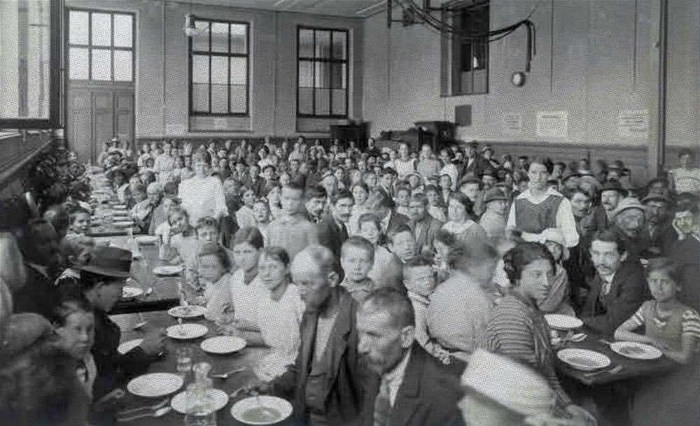 Cuisine populaire à l’office d’assistance Drei Rosen à Bâle-ville, 1914-1918. Archives cantonales de Bâle-ville.