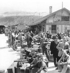 Travailleurs immigrés italiens à la gare de Brigue, années 1950, photographie de Hermann Freytag. Ernst Halter (Hg.), Das Jahrhundert der Italiener, Zürich 2003, Copyright Ringier Dokumentation.