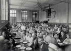 Cuisine populaire à l’office d’assistance Drei Rosen à Bâle-ville, 1914-1918. Archives cantonales de Bâle-ville.