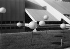 Exposition nationale de 1964 à Lausanne: installation futuriste (Globularia electrica). Archives sociales suisses, Zurich.